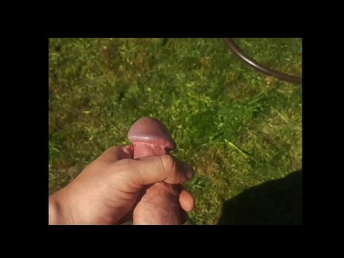 ❤️ O bunăciune fierbinte își face sex cu păsărica roz și ejaculează cu un squirt într-o grădină de vară ❌ at ro.bassaniluigi.ru ❌